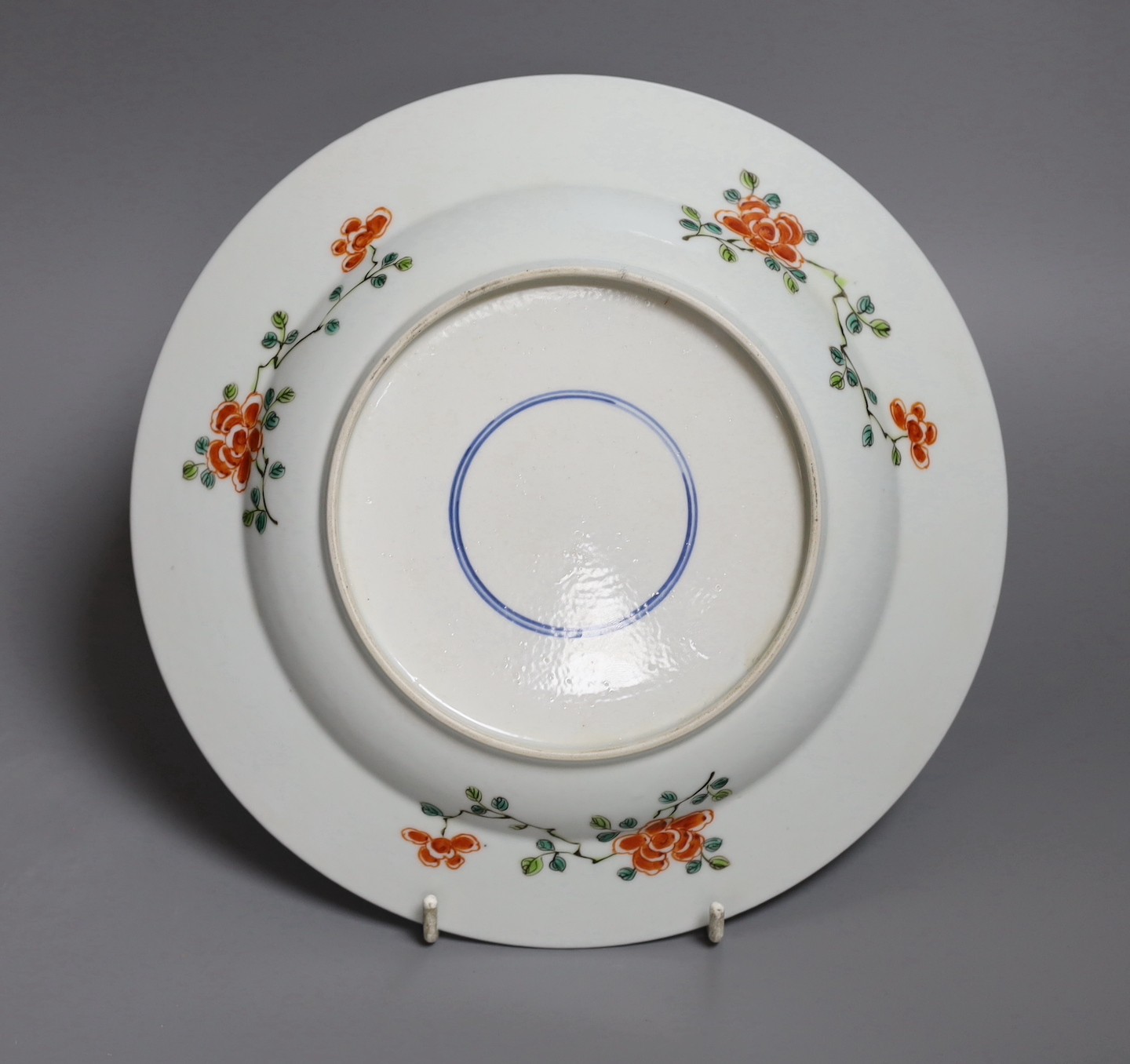 A Chinese gilt wucai floral dish, 23cm